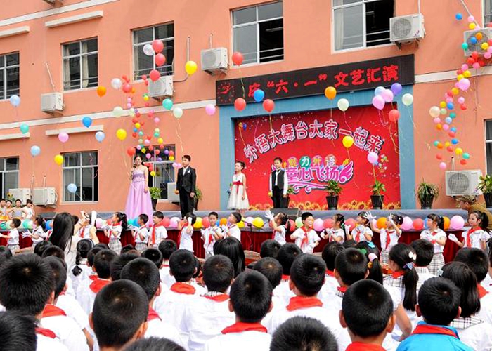 小學(xué)校區(qū)隆重舉行“六一”慶?；顒?dòng)
