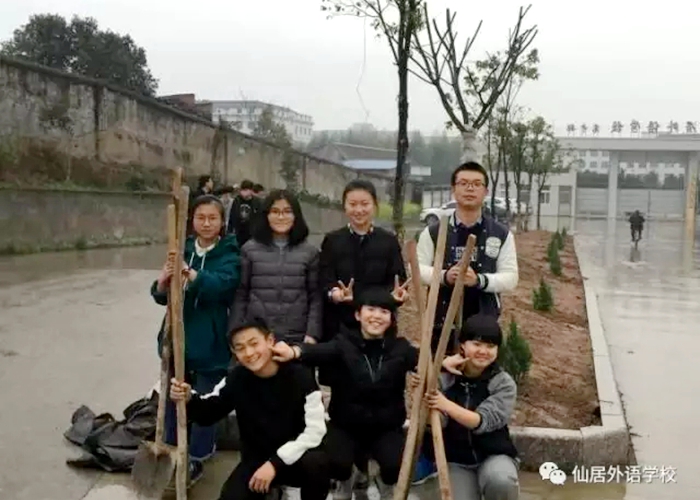 綠色春天，學(xué)生會植樹校園