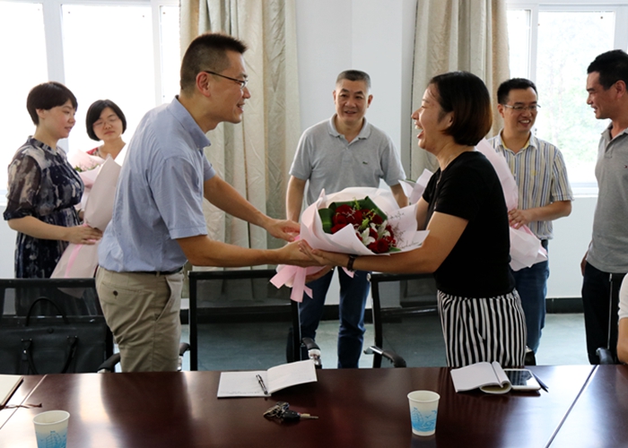 縣委常委、紀(jì)委書記酈森迪一行慰問外語學(xué)校老師