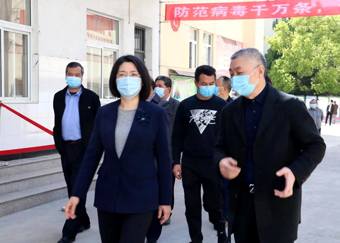 縣委書記林虹一行蒞臨我校初中部調(diào)研指導復學工作